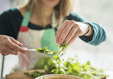 Une femme faisant une salade