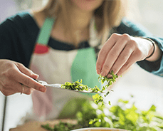 Une femme faisant une salade