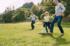 Une famille jouant au soccer