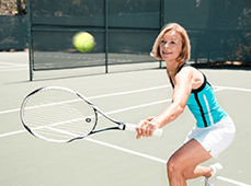 Une femme jouant au tennis